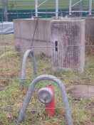 Foto: Defekter Bauzaun und nicht zugänglicher Hydrant 